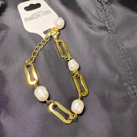 Elegant Gold and Pearl Bracelet - Picture 6 of 8